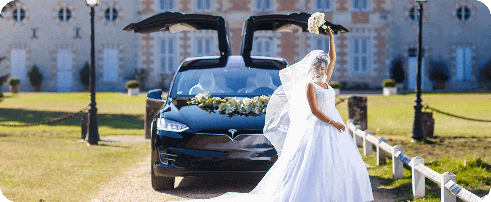 La décoration florale personnalisée de la voiture des mariés Marseille
